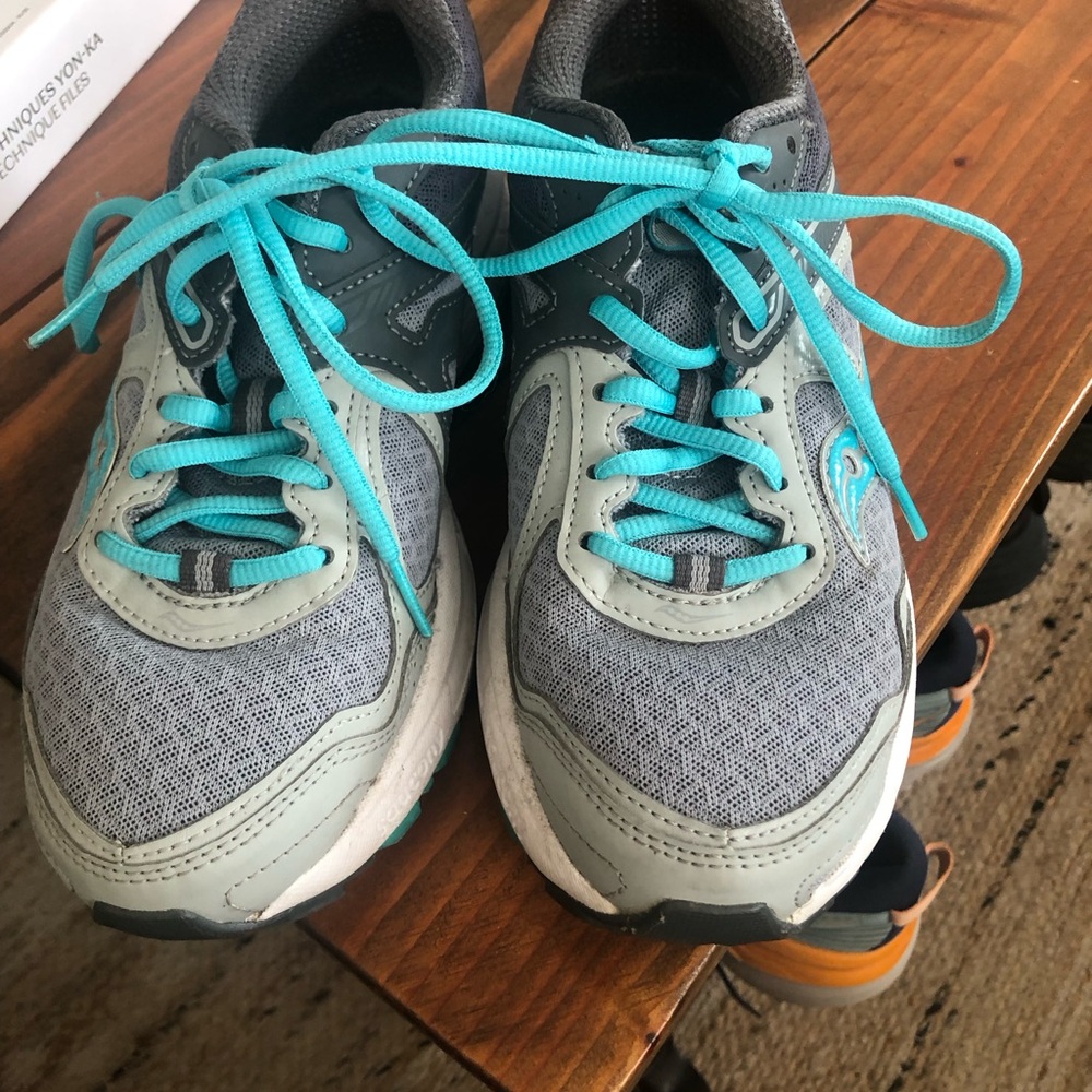 Saucony Women's cohesion 10Gray Sneakers with Teal Laces size 7 almost new